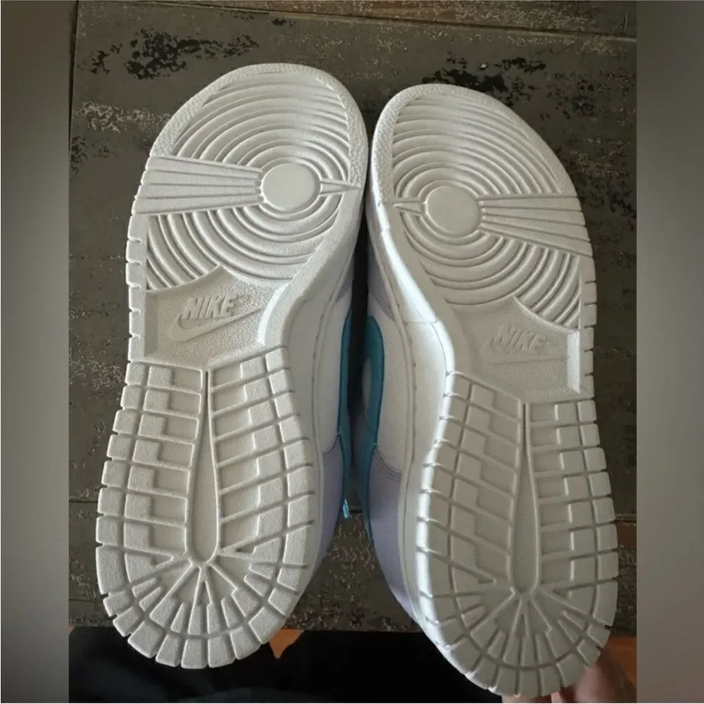 NWOT Women’s Nike Dukes